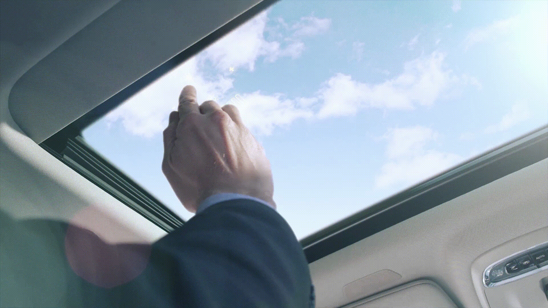 LUMINEQ video for automotive applications_dim the sunroof