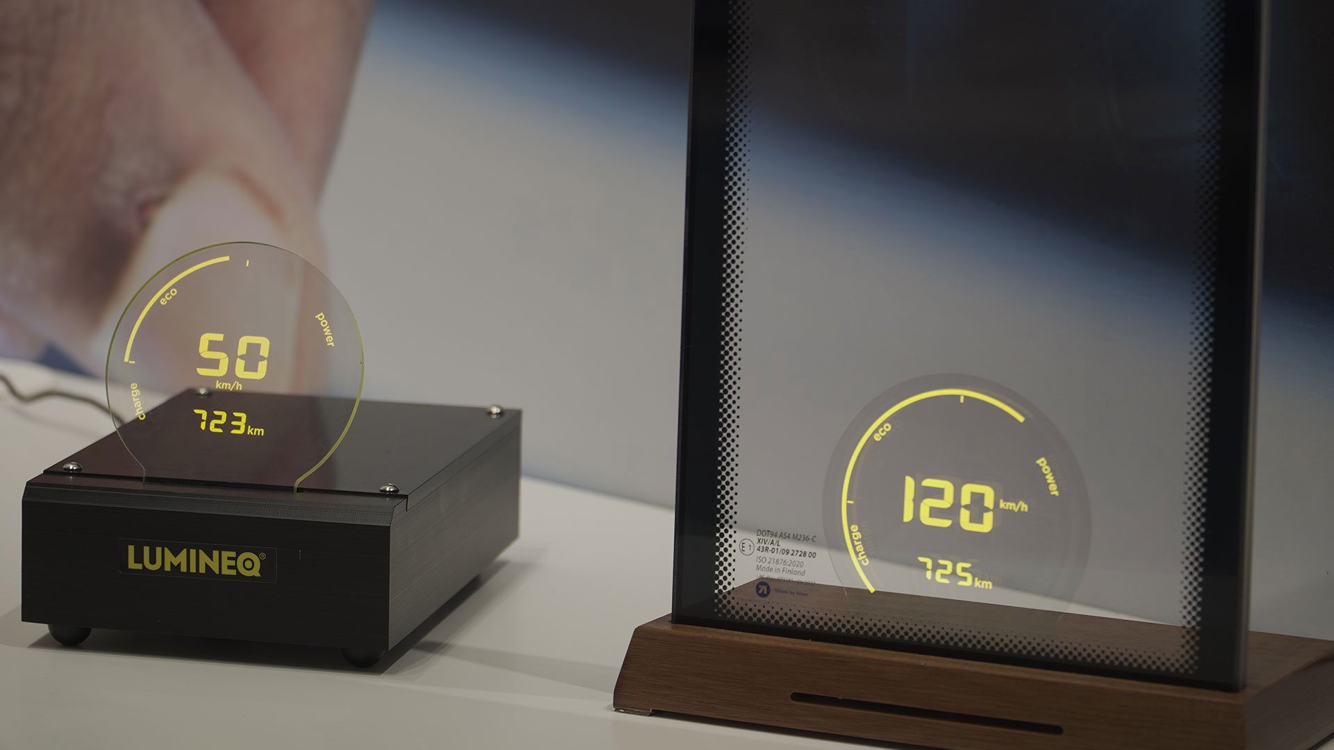 LUMINEQ 在2022年嵌入式世界大会( Embedded World)展示为车辆客舱设计的应用于塑料材料的透明显示屏